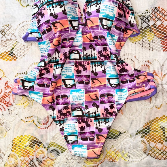 NWT Leslie Shaw one piece halter graphic printed swim bathing suit size medium - Picture 3 of 10